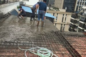 一般屋顶的话做卷材比较合适，如果是不上人得