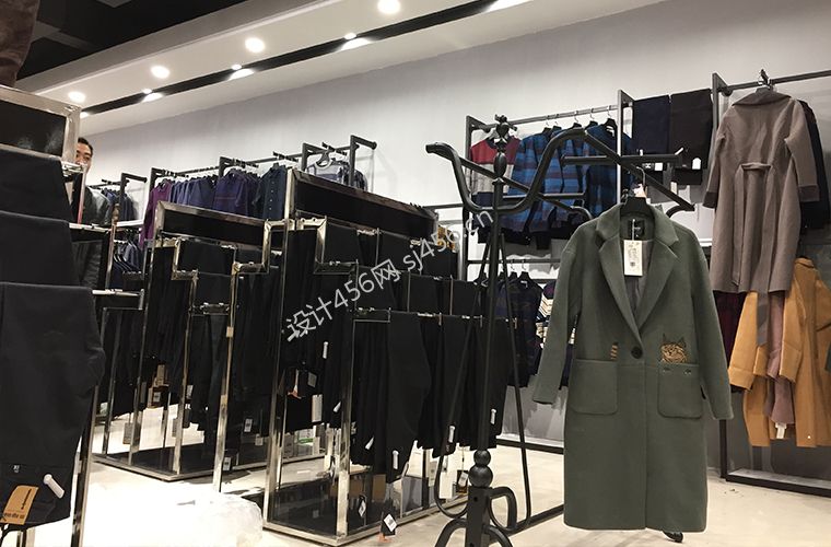 2020休闲女装店装修效果图 展示架装修效果图片