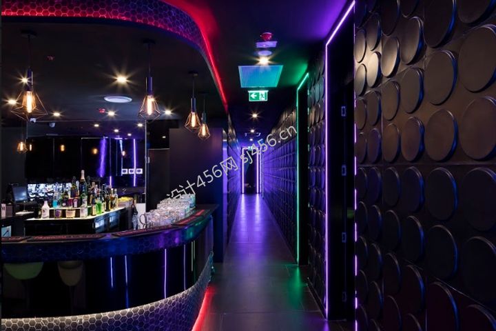 特色酒吧走廊过道背景墙装修效果图片