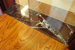 【六盘水佳园装饰】先装门槛石还是先铺瓷砖？