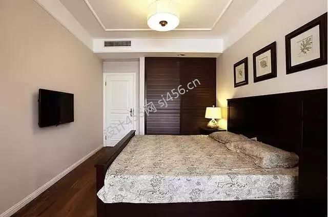 美式简约卧室效果图 2020卧室实木衣柜门效果图