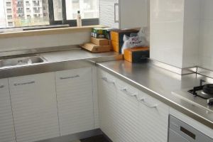 【柳州筑美装饰】厨房橱柜台面选择石英石还是不锈钢？