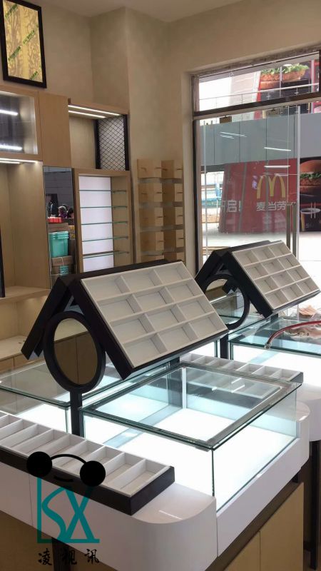 眼镜店设计图片