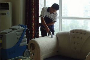 【阔达装饰公司】太容易脏了！布艺沙发如何清洗？