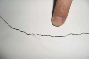 【西安紫藤装饰】墙壁开裂怎么办?听听建筑工程师怎么说?