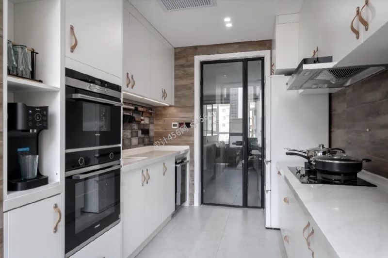 现代风格130平米厨房吊柜设计装修效果图