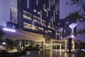 [成都德艺铭鼎装饰]酒店中庭设计对酒店室内外空间的影响