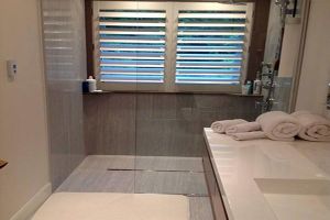 [昆明汇喜装饰]浴室应该安装百叶窗吗？百叶窗的优缺点