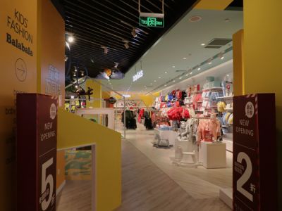 巴拉巴拉童装店240㎡现代风格装修案例
