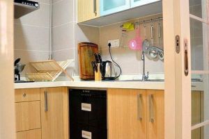 厨房空间不一定越大越好，这么布置，干净整洁上档次