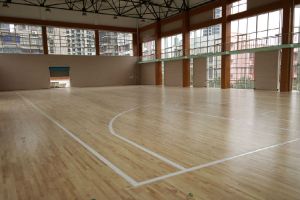 [银翰设计装饰]篮球场专用地板尺寸是多少 篮球场木地板怎么保养