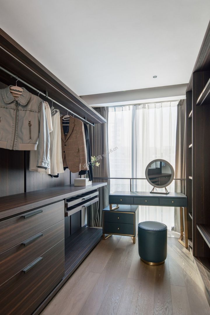 109㎡现代简约风三居室衣帽间内部装修效果图