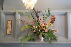 [东莞翔锋装饰]正对门玄关摆放什么好？玄关摆饰介绍