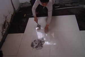 [洛阳塞纳春天装饰公司]铺地砖的顺序 铺地砖注意事项