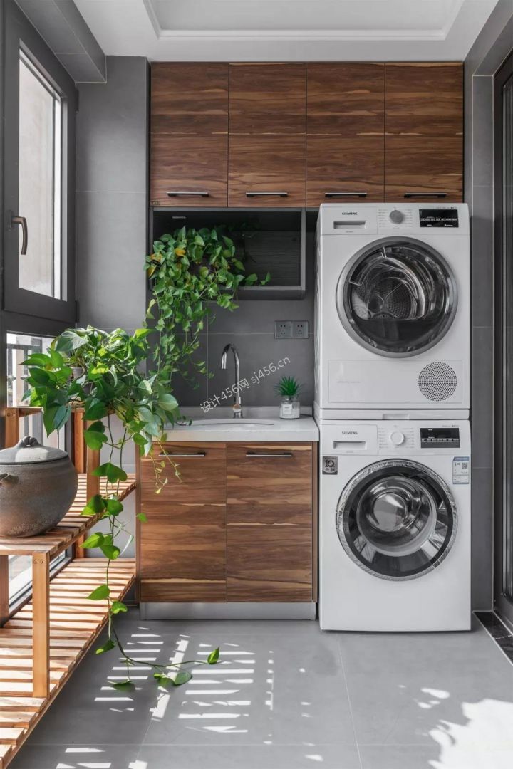 130㎡三居室现代轻奢阳台装修效果图