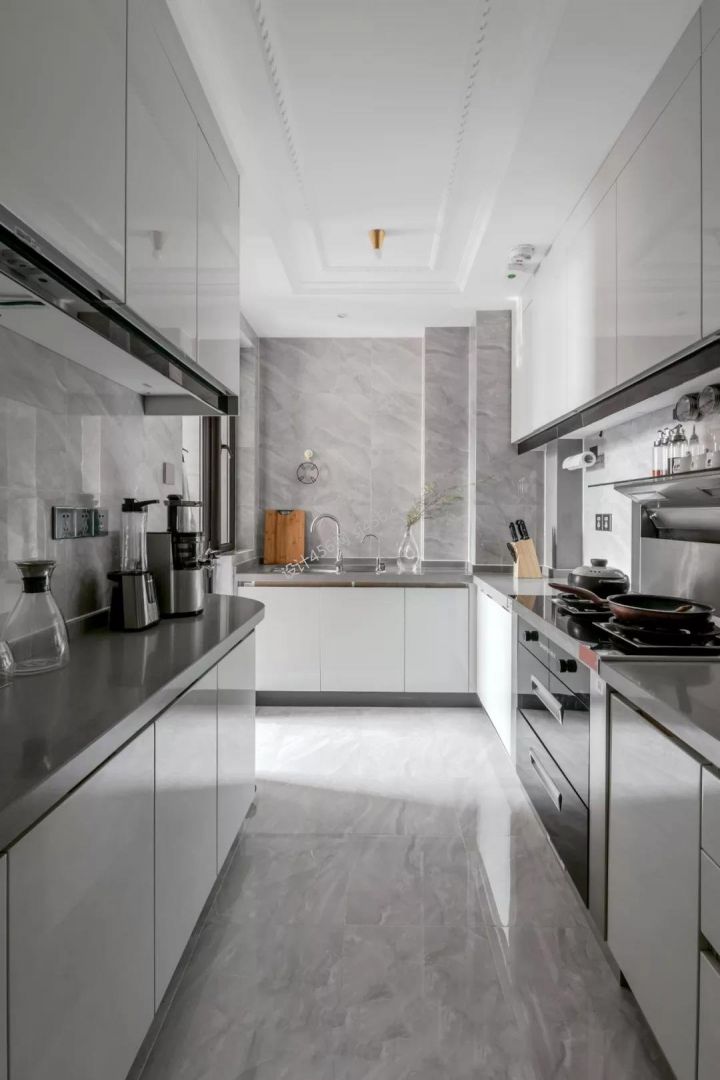 130㎡三居室现代轻奢厨房装修效果图