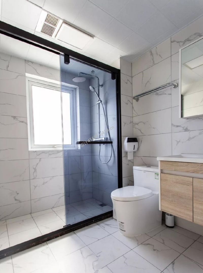 129平三居室现代简约风格淋浴间装修效果图