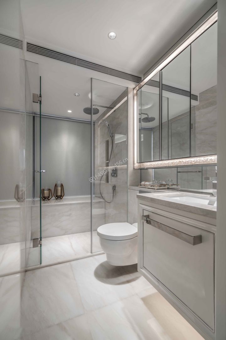 102平二居室现代简约卫生间装修效果图