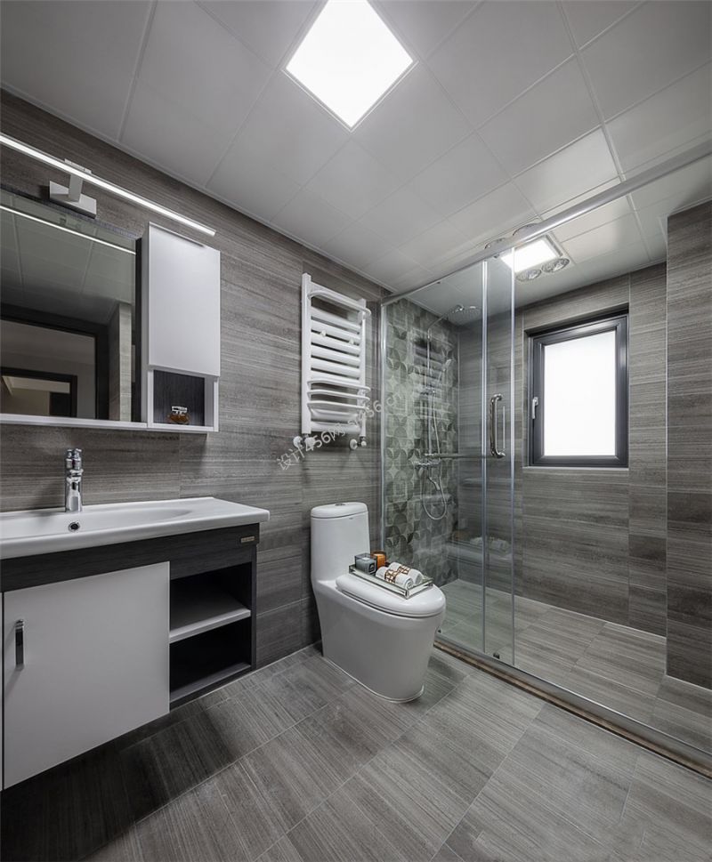 125平四居室现代轻奢卫生间装修效果图