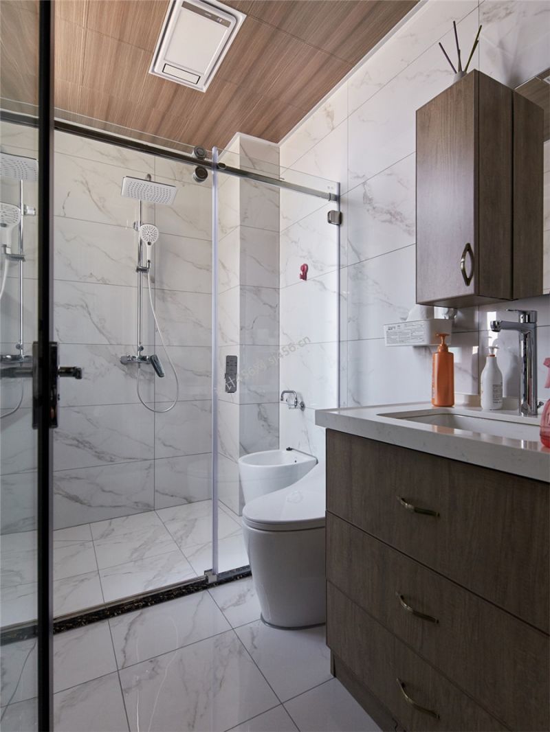 127㎡三居室现代简约卫生间装修效果图