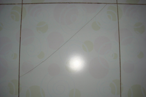 [三亚天地家装饰]遇到瓷砖开裂时，你需要知道开裂原因以及如何处理！