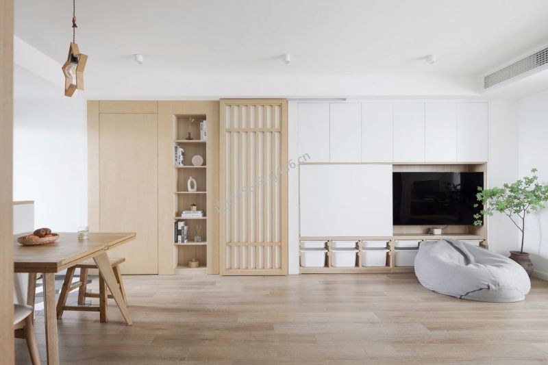 100平米日式简约三居室客厅电视墙装修效果图