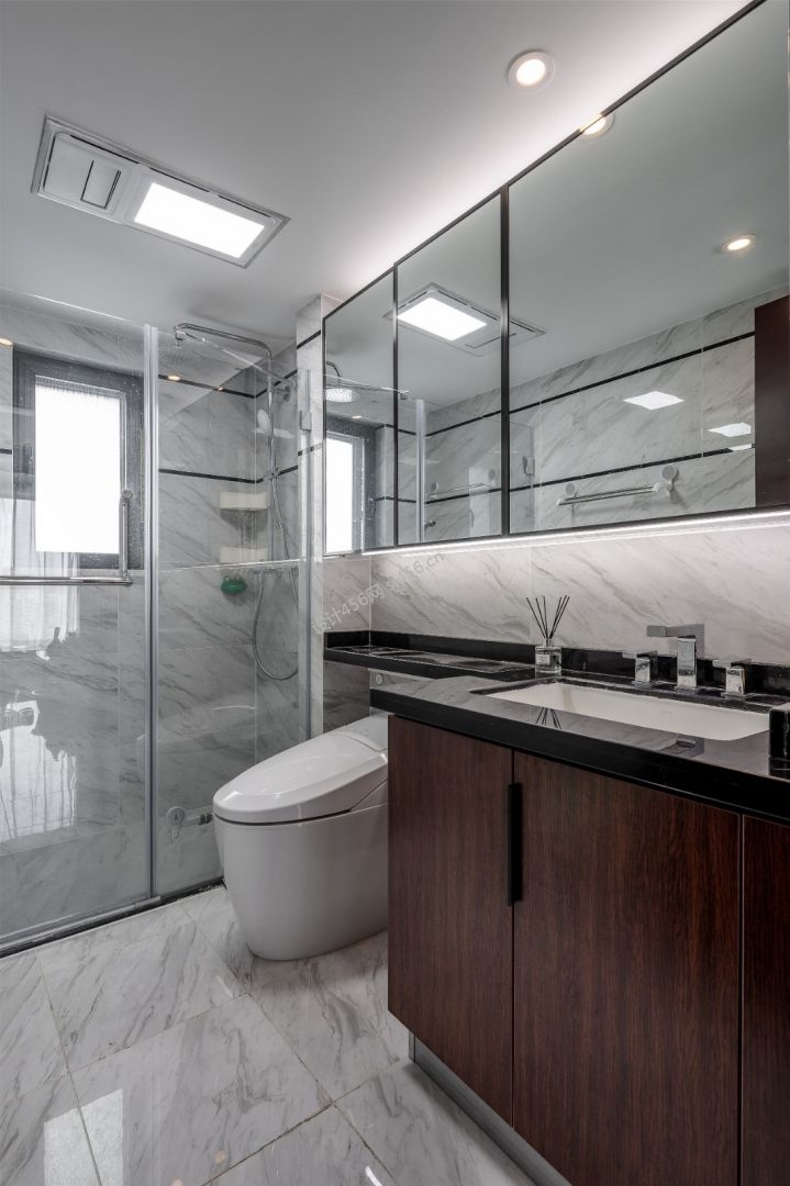 99.5㎡三居室现代风格卫生间装修效果图