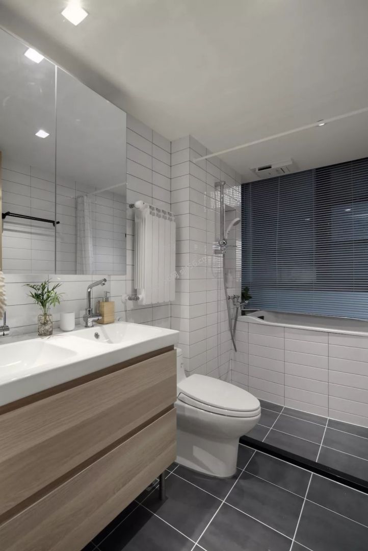 103㎡三居室现代风格卫生间装修效果图