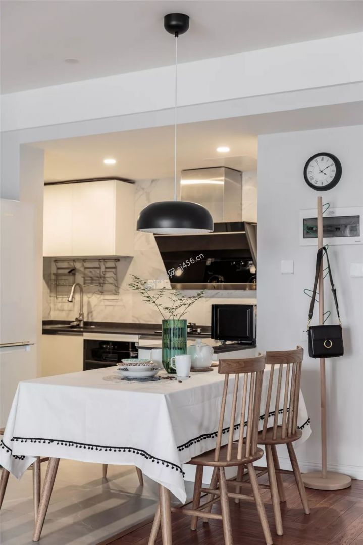 120㎡三居室现代简约餐厅装修效果图