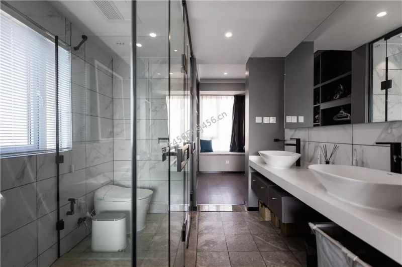 131㎡三居室现代轻奢卫生间吊顶装修效果图