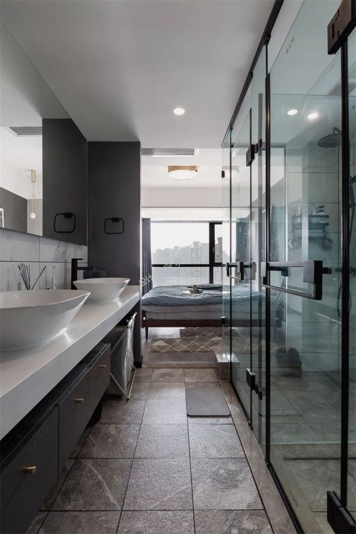 131㎡三居室现代轻奢卧室卫生间装修效果图