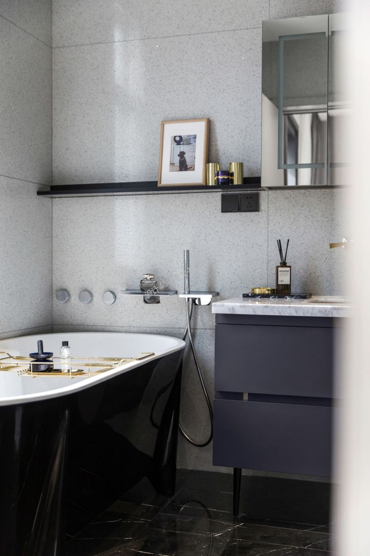 230平别墅现代风格卫生间装修效果图