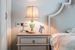 [济南以志盛视装饰]卧室床头灯怎么设计布置比较好？