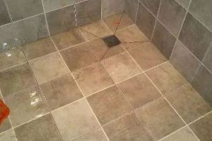 [厦门华浔品味装饰]卫生间地面老是有积水，多半是排水坡没做好！