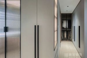 [东莞鲁班装饰]技巧大公开：卧室衣帽间如何存放更多衣物？