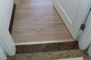 [洛阳全庆装饰公司]全屋通铺好还是门槛石好