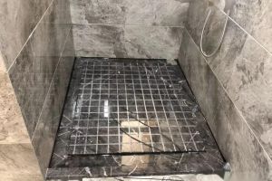 [昆明金盾装饰]卫生间淋浴区做拉槽的优缺点